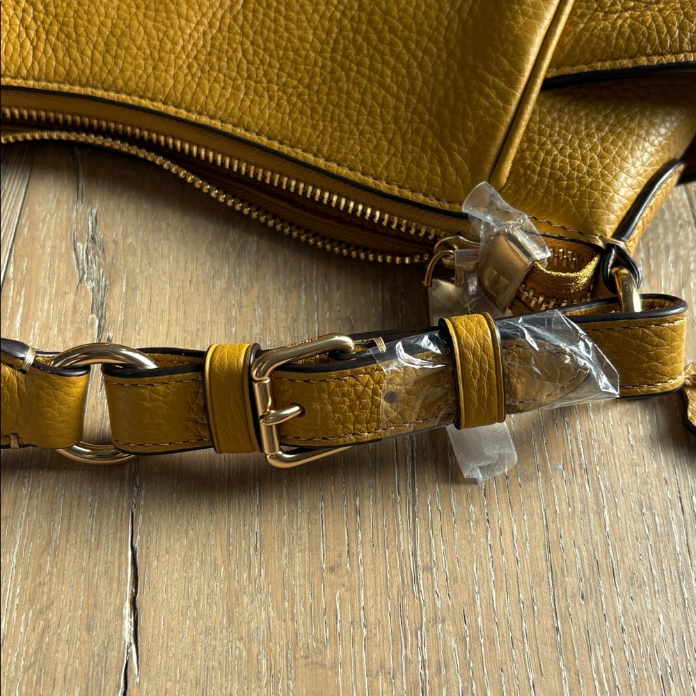 Coach bag NWT in a bright mustard color. Great purse for all seasons - Picture 8 of 9